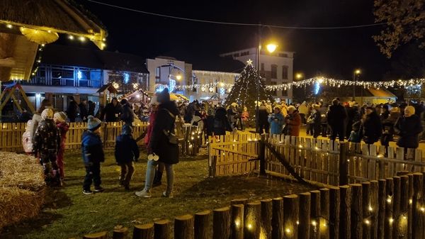 Világító rénszarvas és élethű betlehemes Kisteleken
