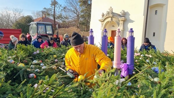Több száz dísz került az ópusztaszeri adventi koszorúra