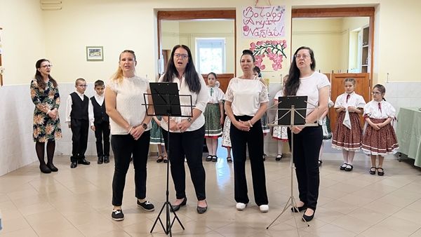 Anyák napi ünnepség a Kisteleki Szociális Központban