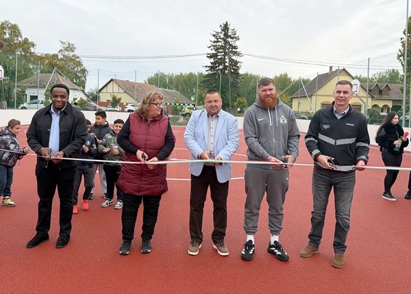 Sztárparádéval avatták fel a legújabb baksi rekortán sportpályát