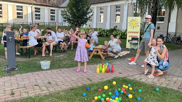 Kézműves foglakozásokat tart a kisteleki játszótereken a Cseperedő Gyermek Egyesület
