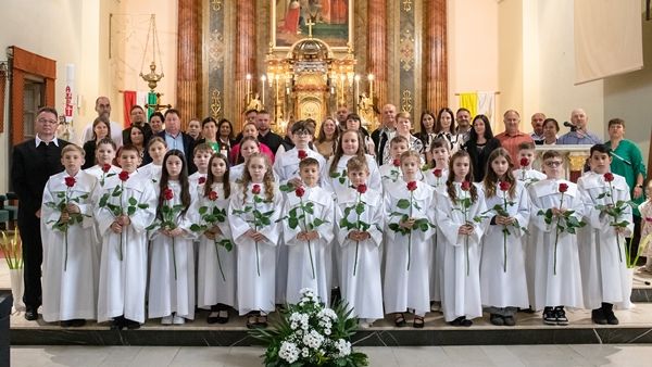 Elsőáldozás és bérmálkozás Kisteleken 
