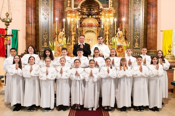 Elsőáldozás és bérmálkozás Kisteleken
