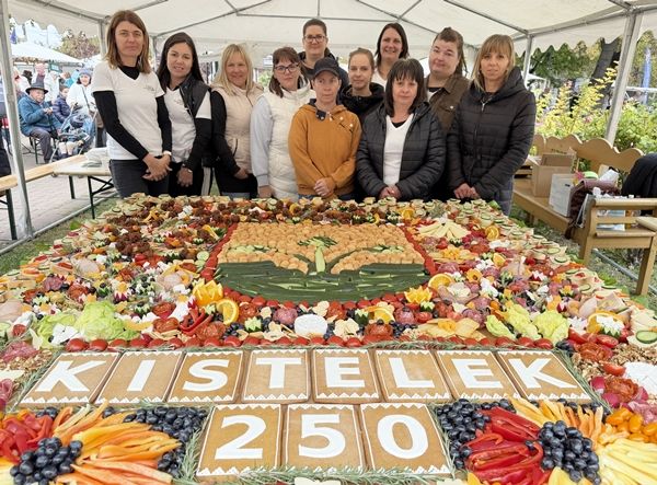 Több ezer hozzávalóból készült a „Kistelek 250” jubileum gigantikus hidegtálja