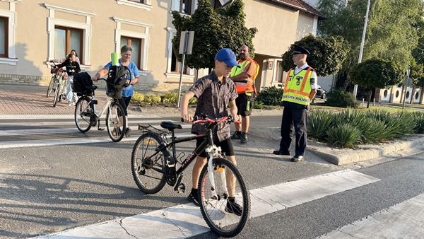 A gyerekek közlekedését segítik a rendőrök és a polgárőrök