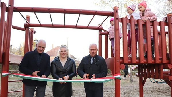 Átadták a megújult a pusztaszeri játszótéret