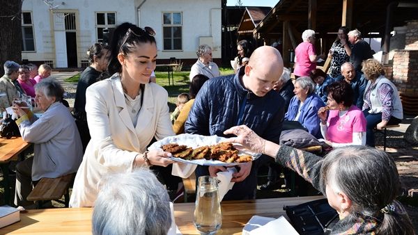 Költészet napi piknik a múzeum udvarán