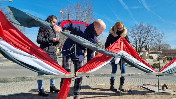 Ünnepi díszítést kapott a körforgalom