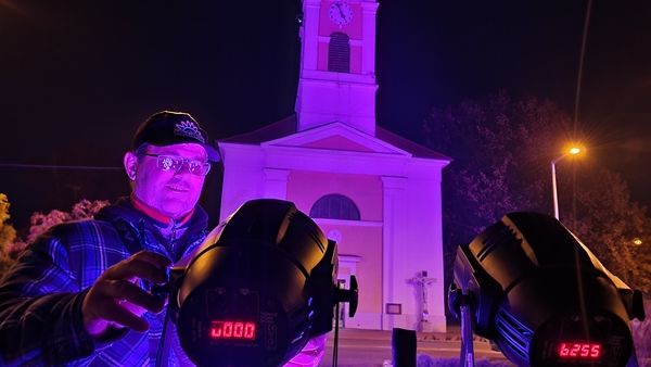 Ötödik alkalommal kapott lila világítást a kisteleki templom