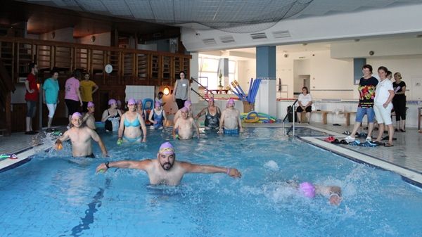 Regionális úszóversenyt szerveztek a Napsugár Otthon lakóinak