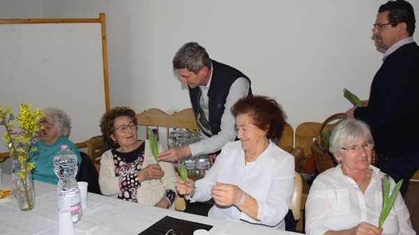 A hölgyeket ünnepelték a nyugdíjas klubban