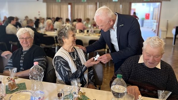 Megható pillanatok a Kisteleki Nyugdíjasklub karácsonyán