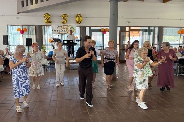 Tánc és zene a nyugdíjas klub szüreti mulatságán