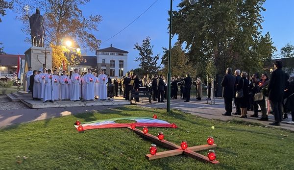 Városi ünnepségen hajtottak fejet Kisteleken az 1956-os forradalom és szabadságharc hősei előtt 