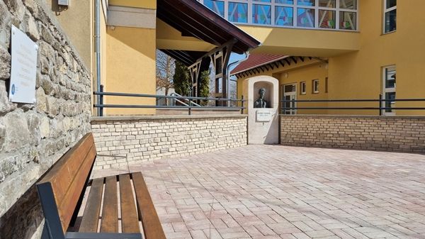 Új helyre költözött a Petőfi-szobor
