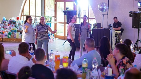 Jótékonysági partit rendeztek az idősekért
