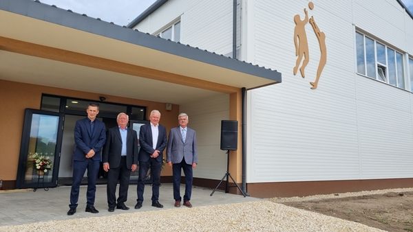 Átadták az ópusztaszeri sportcsarnokot