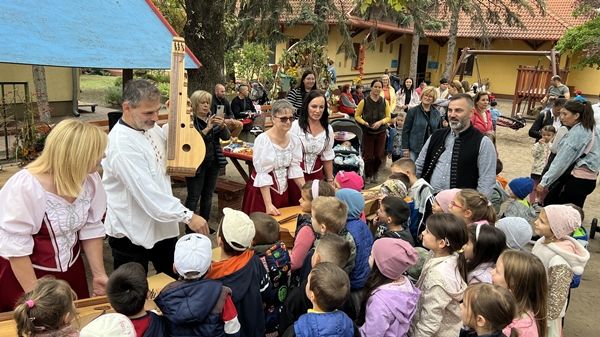 Citerazenekar játszotta a talpalávalót a szüreti mulatságon