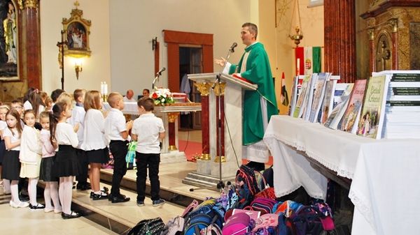 Tanévnyitó szentmise a Szent István Király Római Katolikus Templomban
