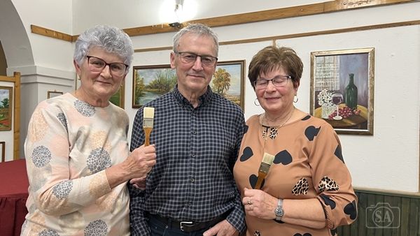 Színek és hangulatok címmel nyílt tárlat a kisteleki művészeti iskolában 