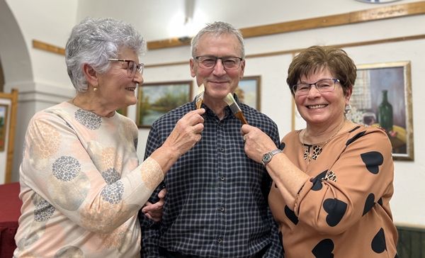 Színek és hangulatok címmel nyílt tárlat a kisteleki művészeti iskolában 