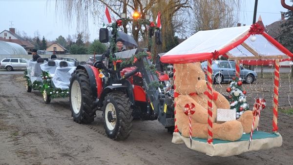 Civil Ház avatással és traktoros felvonulással ünnepelte Balástya a második adventi gyertyagyújtást 