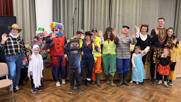 Bohócok, apácák, de még egy kocsma is volt a városi farsangon