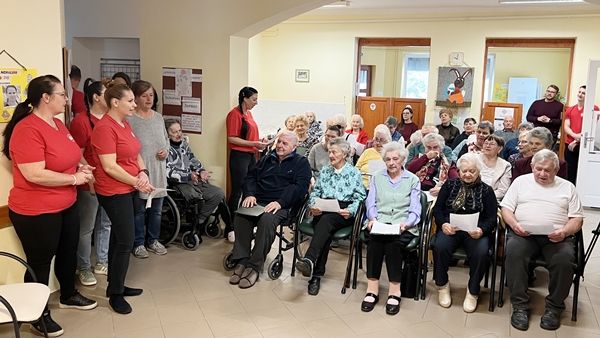 Költészet napi versmondó verseny a 65 éven felülieknek